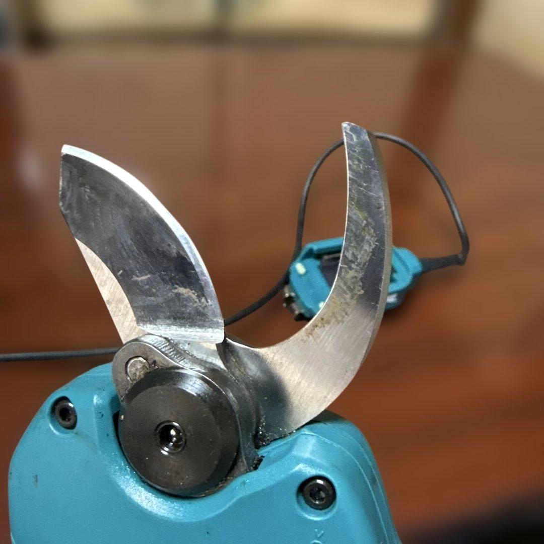 マキタ 充電式せん定ハサミ　ＵＰ１８０ＤＺＫ