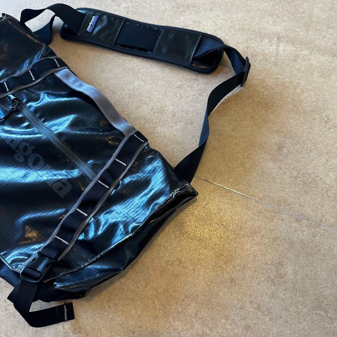 Patagonia メッセンジャー　ショルダーバッグ　Y2K 　黒　エナメル 黒