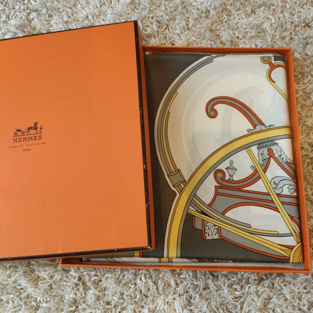 HERMES シルクスカーフ 車輪デザイン グレー　ゴールド