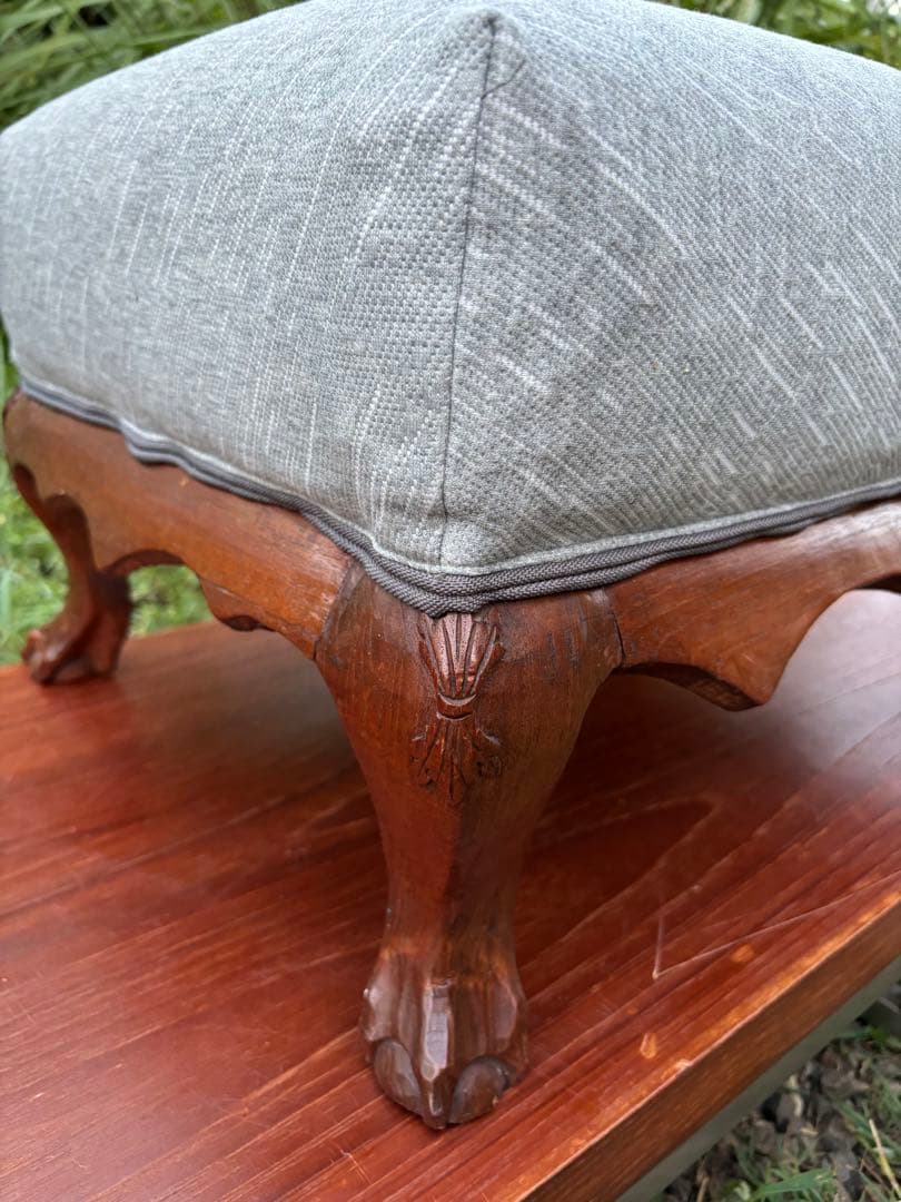 アンティーク　グレーのオットマン・スツール　カブリオールレッグ　クロウ&ボール