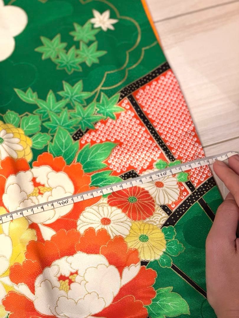 目を引く鮮やかな着物　七五三　7歳