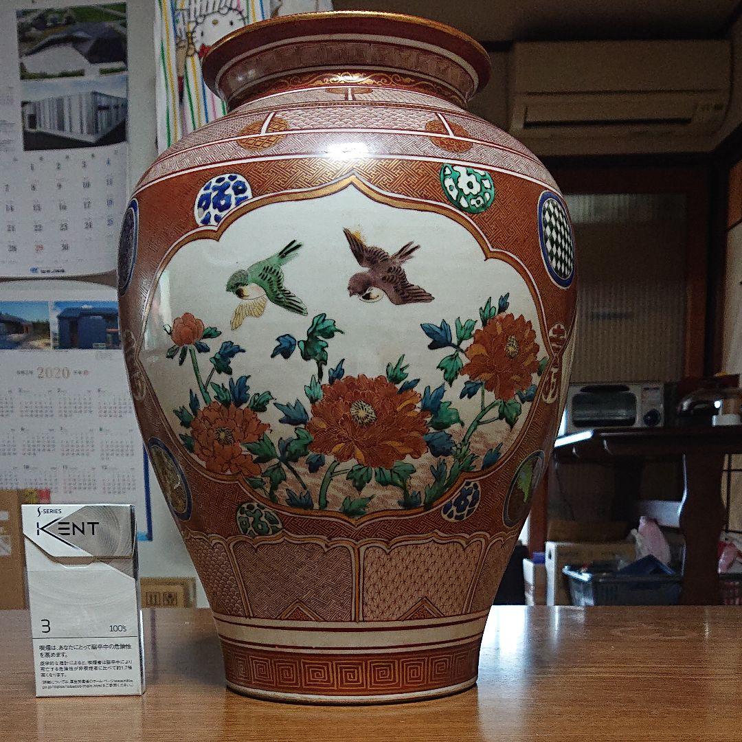 九谷焼のツボです、手の込んだ絵が特長です。