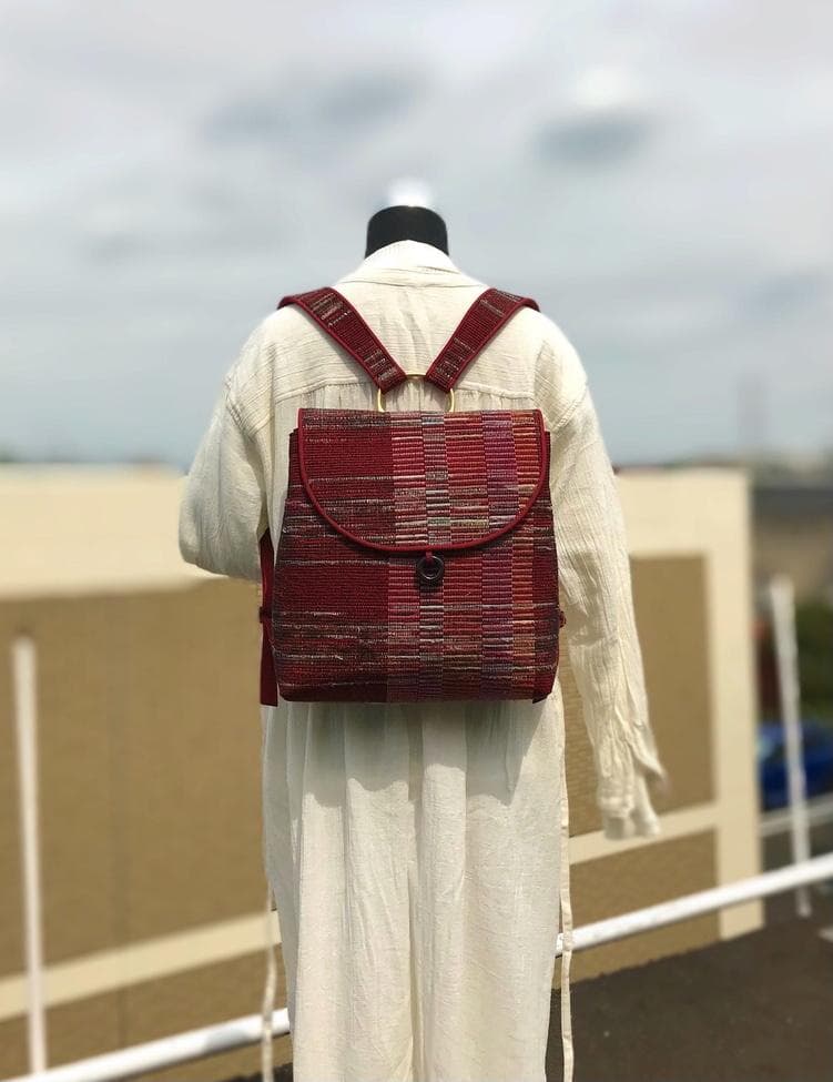 裂き織りの被せ蓋つきリュック（赤）