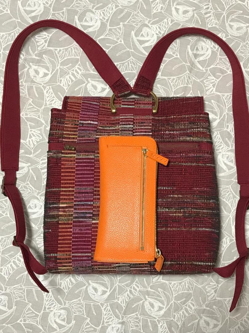 裂き織りの被せ蓋つきリュック（赤）