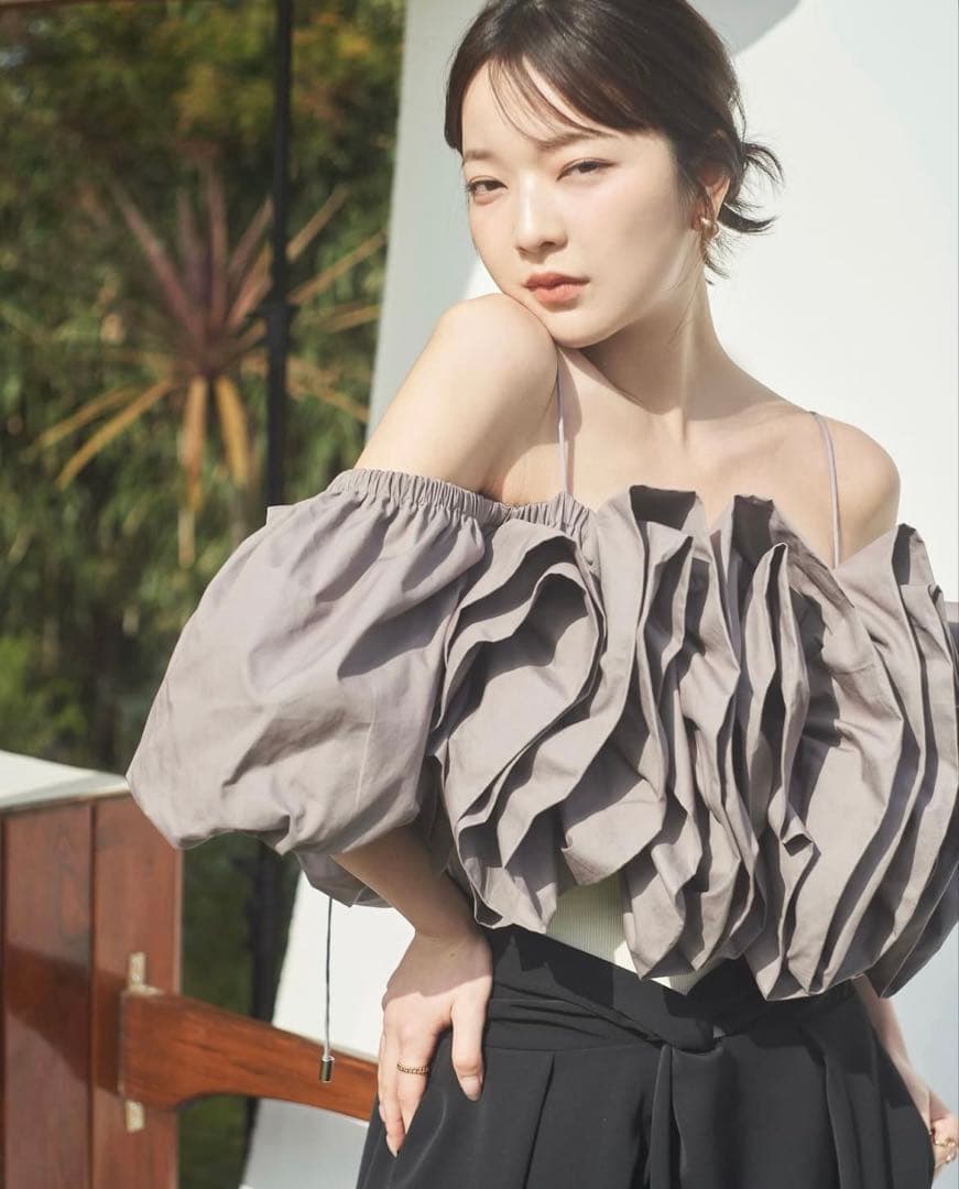 andequal ボリュームオフショルダーブラウス