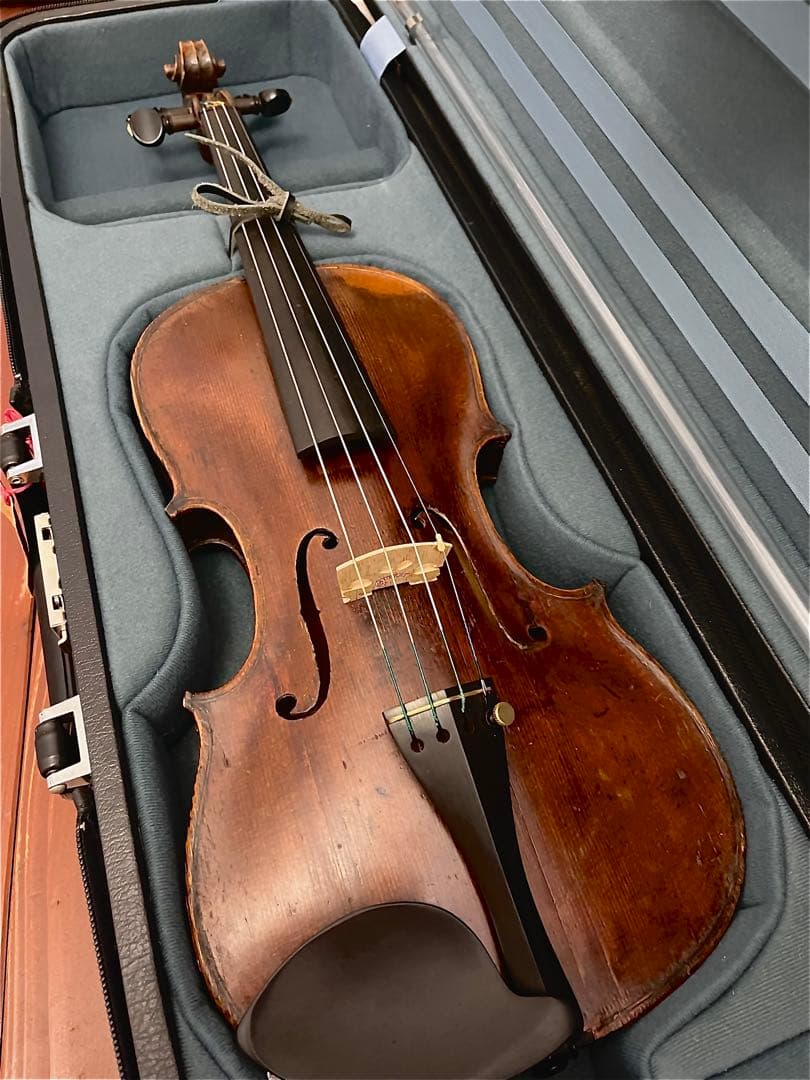 シルバートーン　オールドバイオリンです。4/4サイズ。