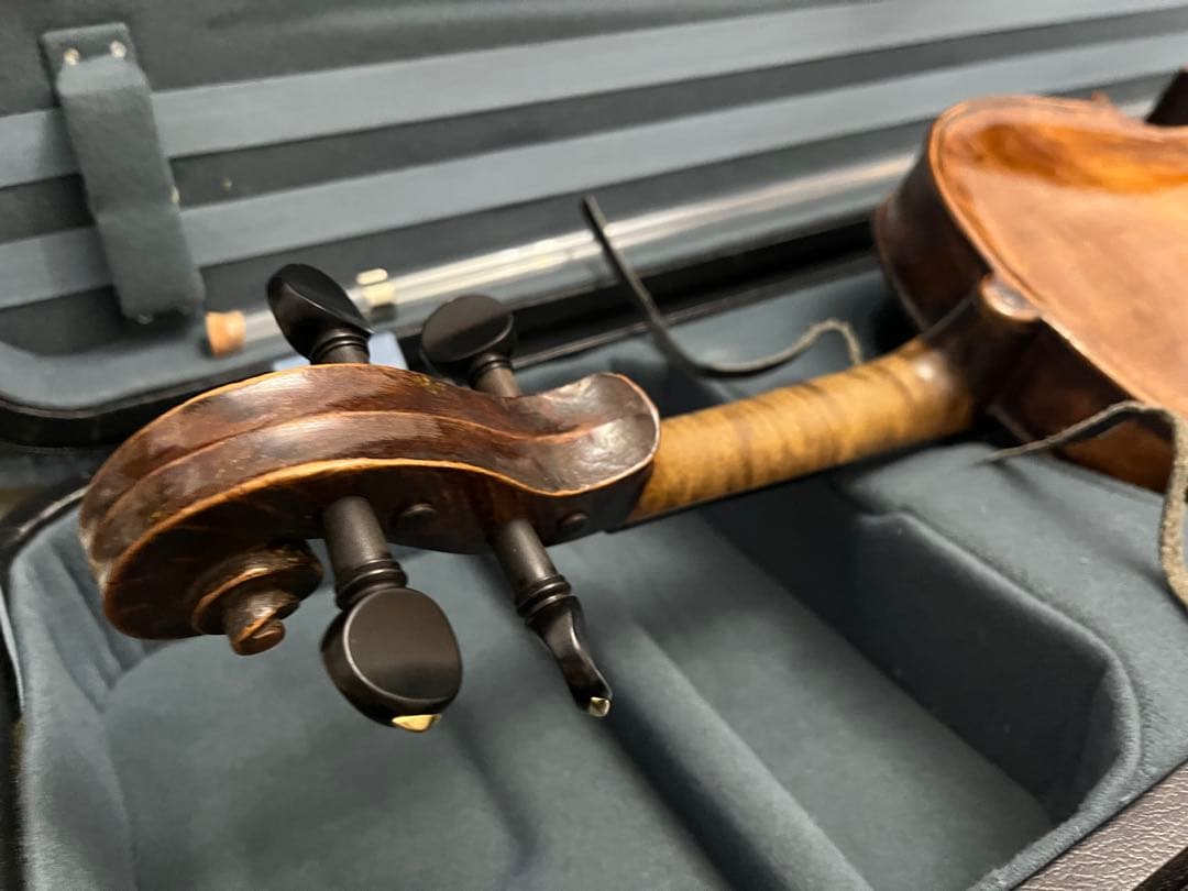 シルバートーン　オールドバイオリンです。4/4サイズ。