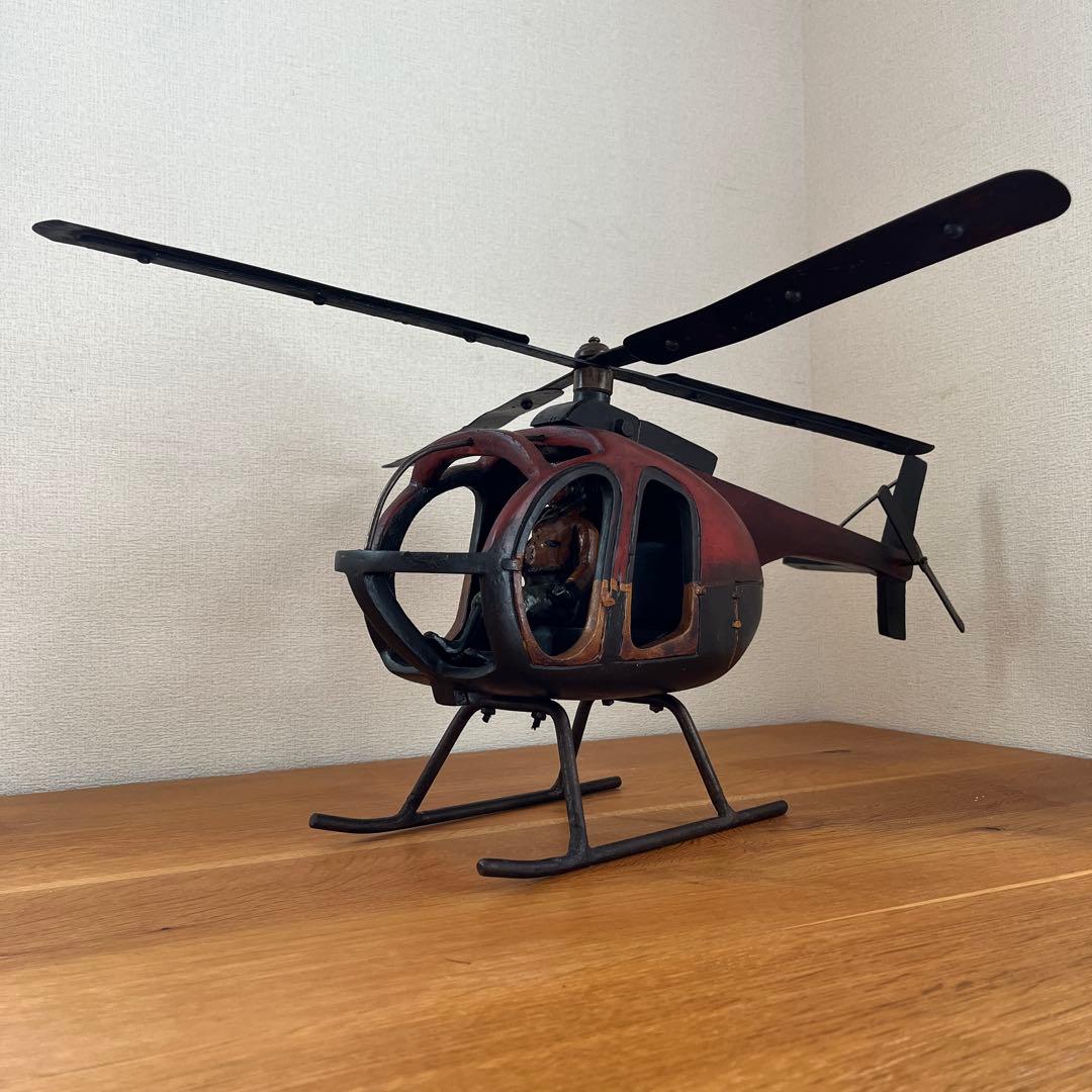 大きな古いブリキのヘリコプター