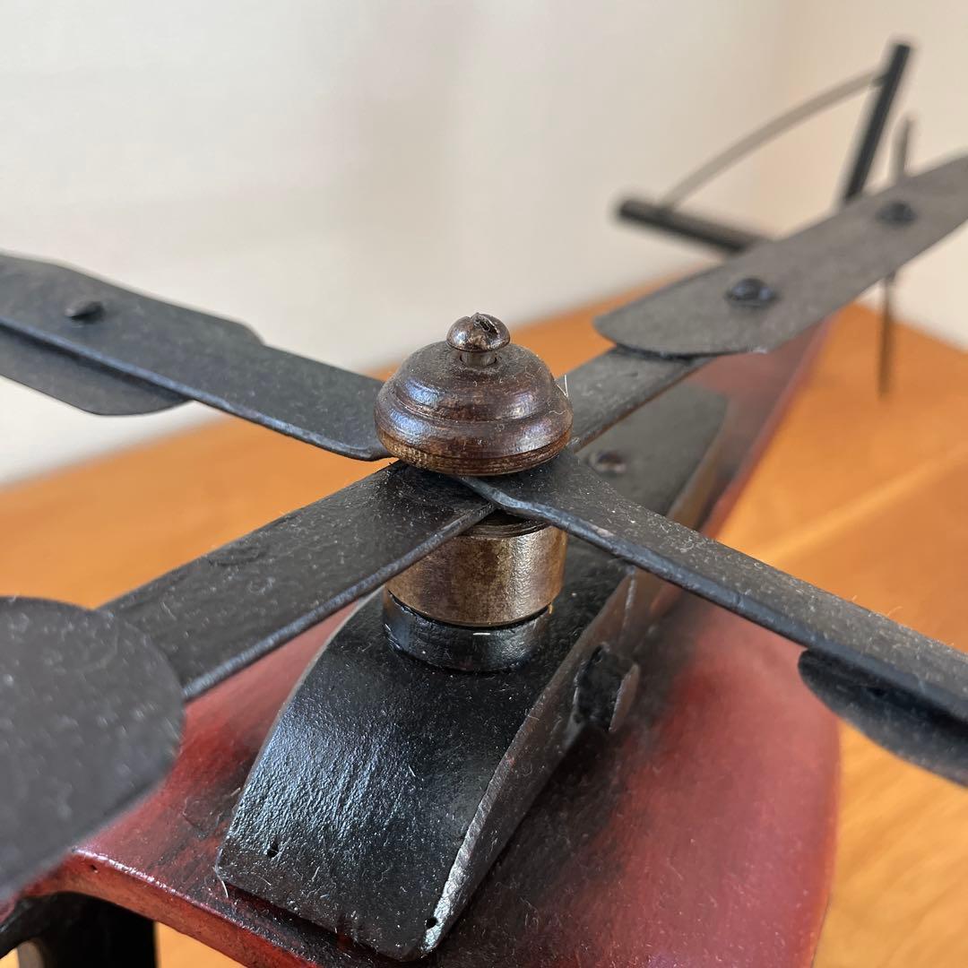 大きな古いブリキのヘリコプター