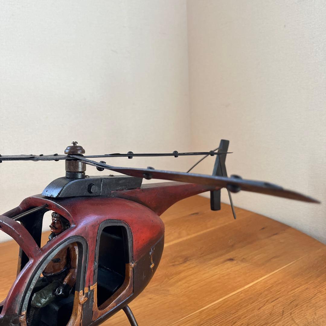 大きな古いブリキのヘリコプター