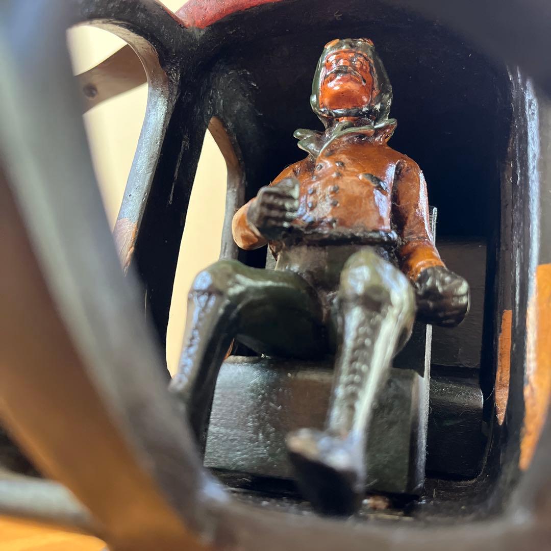 大きな古いブリキのヘリコプター