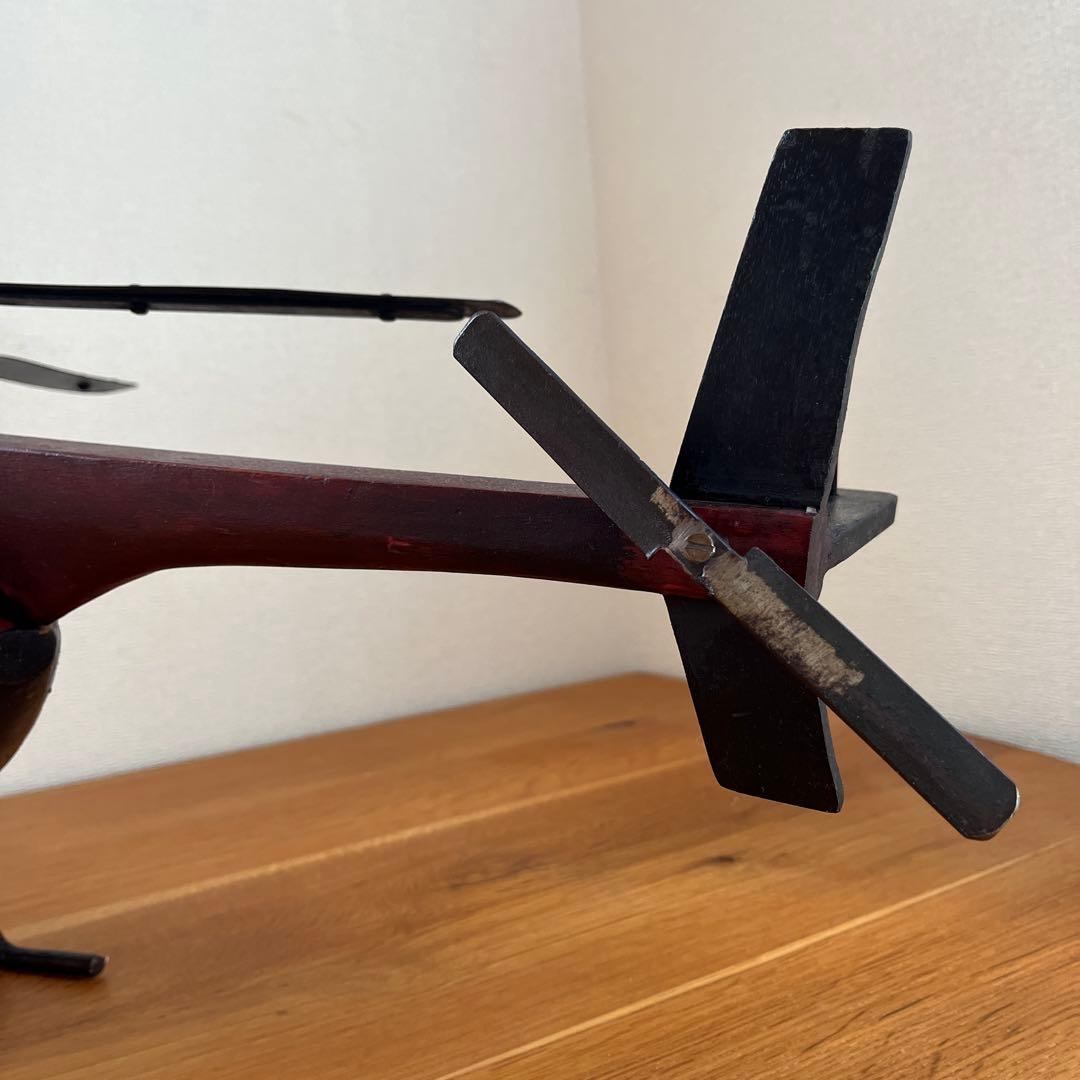 大きな古いブリキのヘリコプター