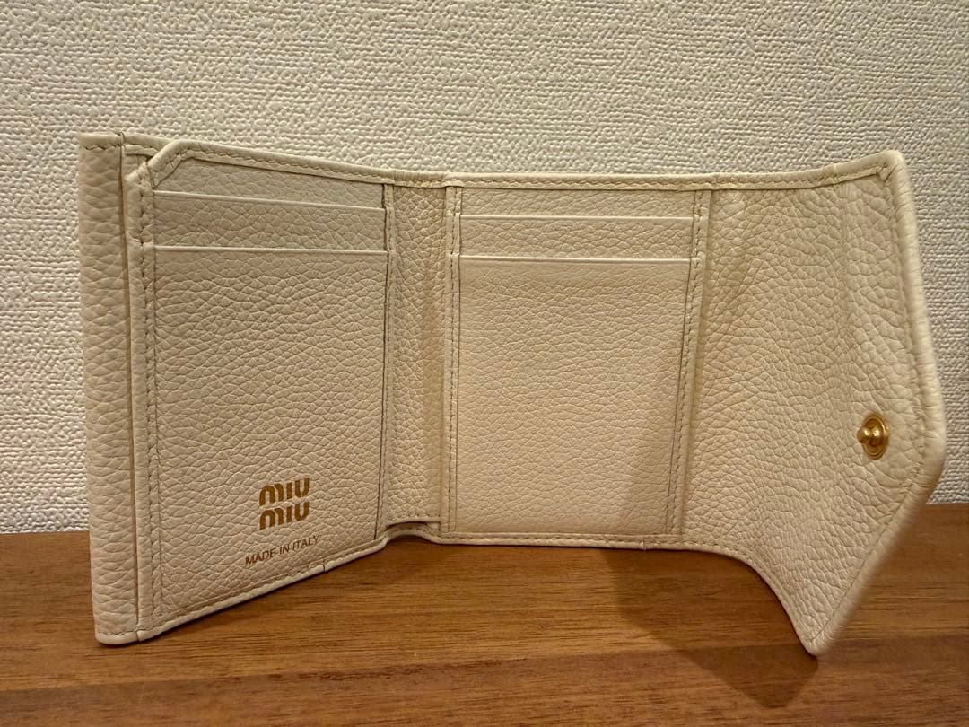 F*i様 miu miu ホワイト 三つ折り財布