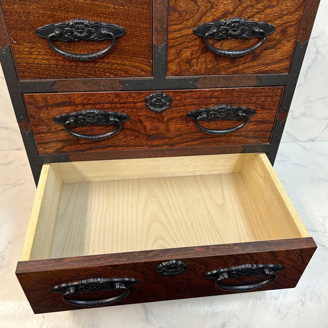 美品 アンティーク 欅・桐素材 漆塗り 小箪笥 牡丹金具 日本の伝統的な家具