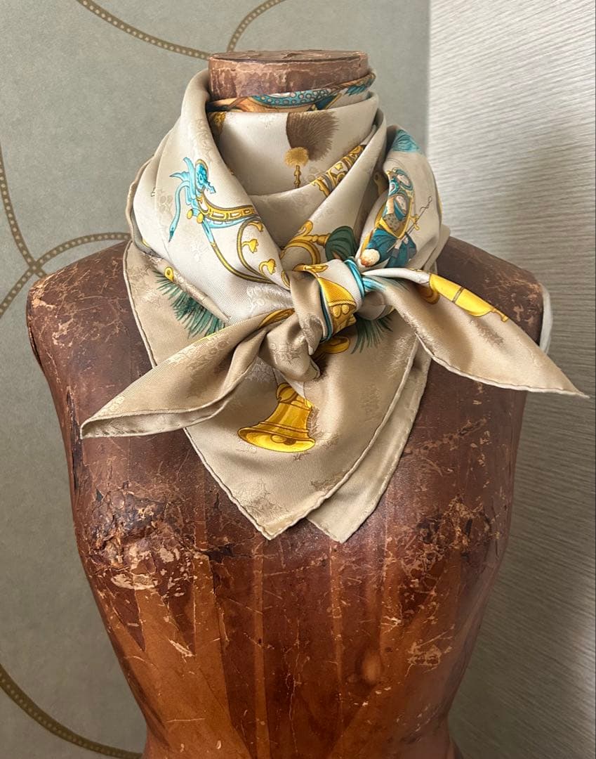 エルメススカーフ カレ90/柄名:羽根飾りと鈴《ジャガード地》