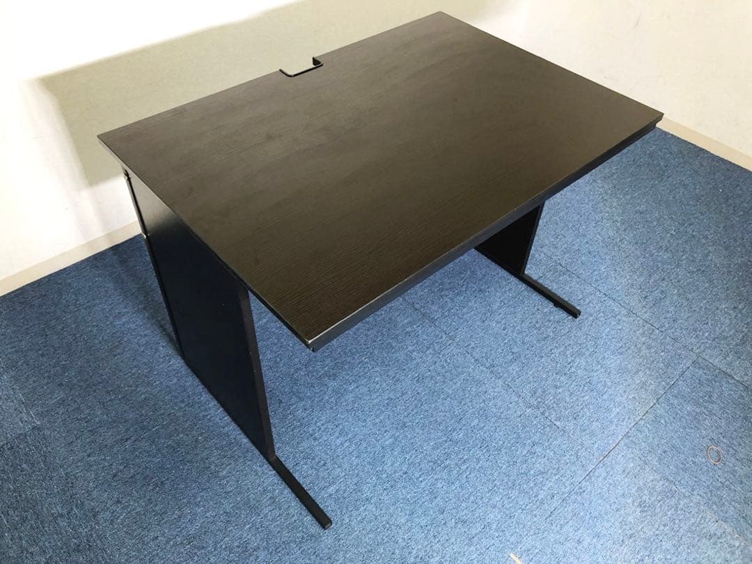 オフィスデスク 平机ダークブラウン配線スリット、幕板、スチール脚・アジャスター付