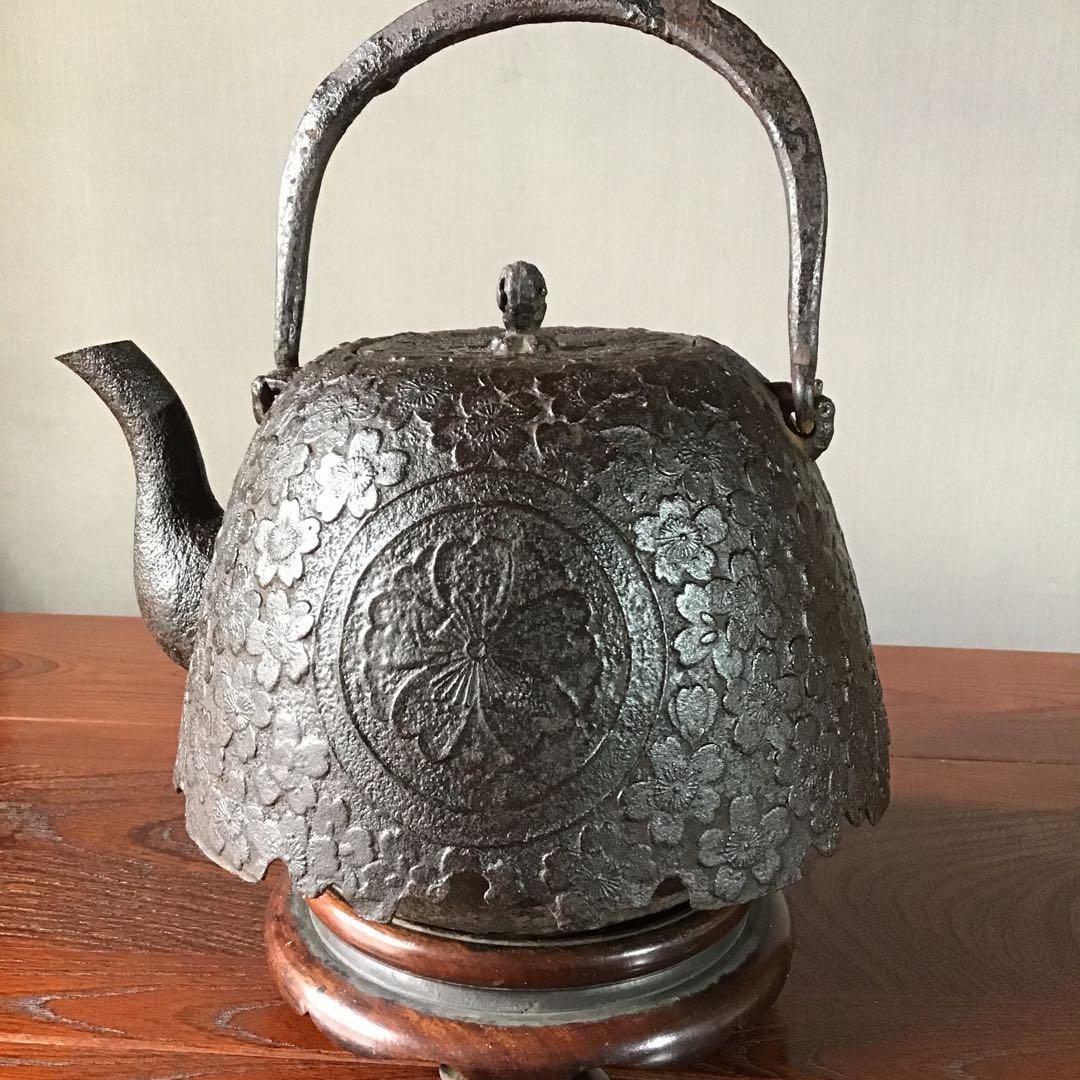 丸に桜家紋　　総櫻花弁数108 ケ　　家紋特注鉄瓶　明治期　家宝