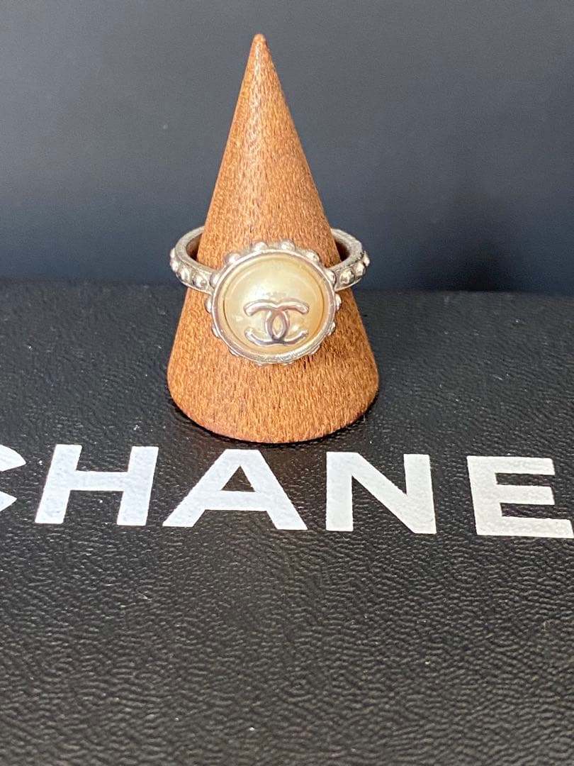 みーたん　シャネル 超美品 ロゴ入りパール調リング サイズ12号