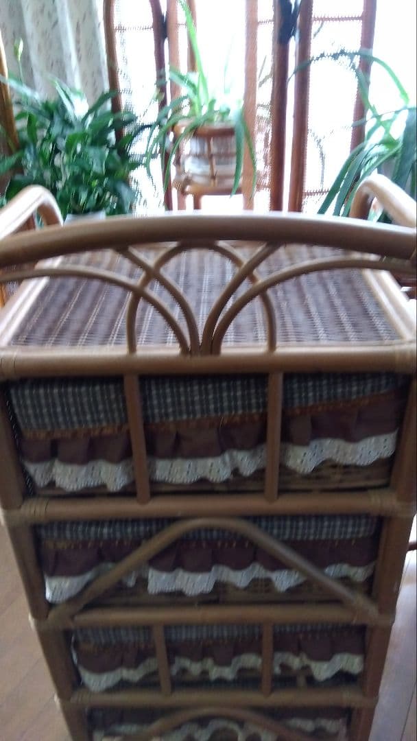 ラタンのチェストコロコロとカバー付き