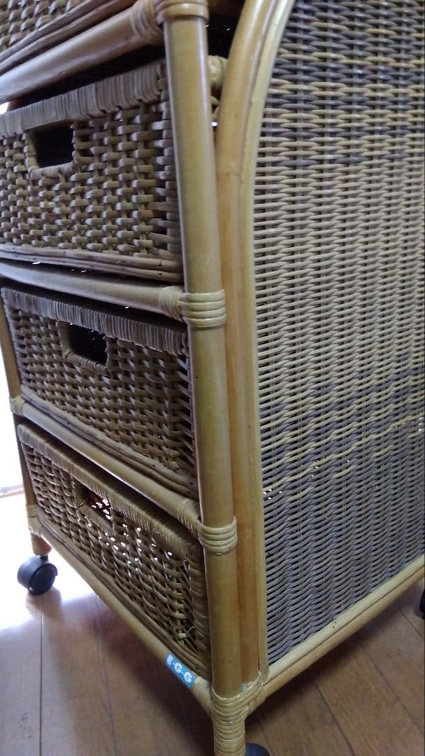 ラタンのチェストコロコロとカバー付き