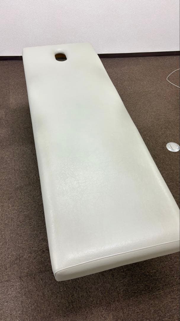 有孔　マッサージベッド