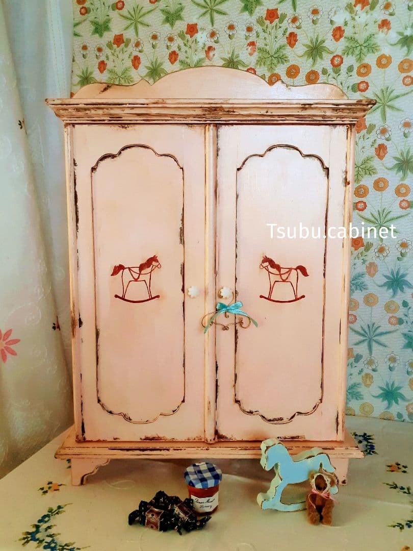 アンティーク・ヴィンテージ調　シャビー　箱扉のドールキャビネット