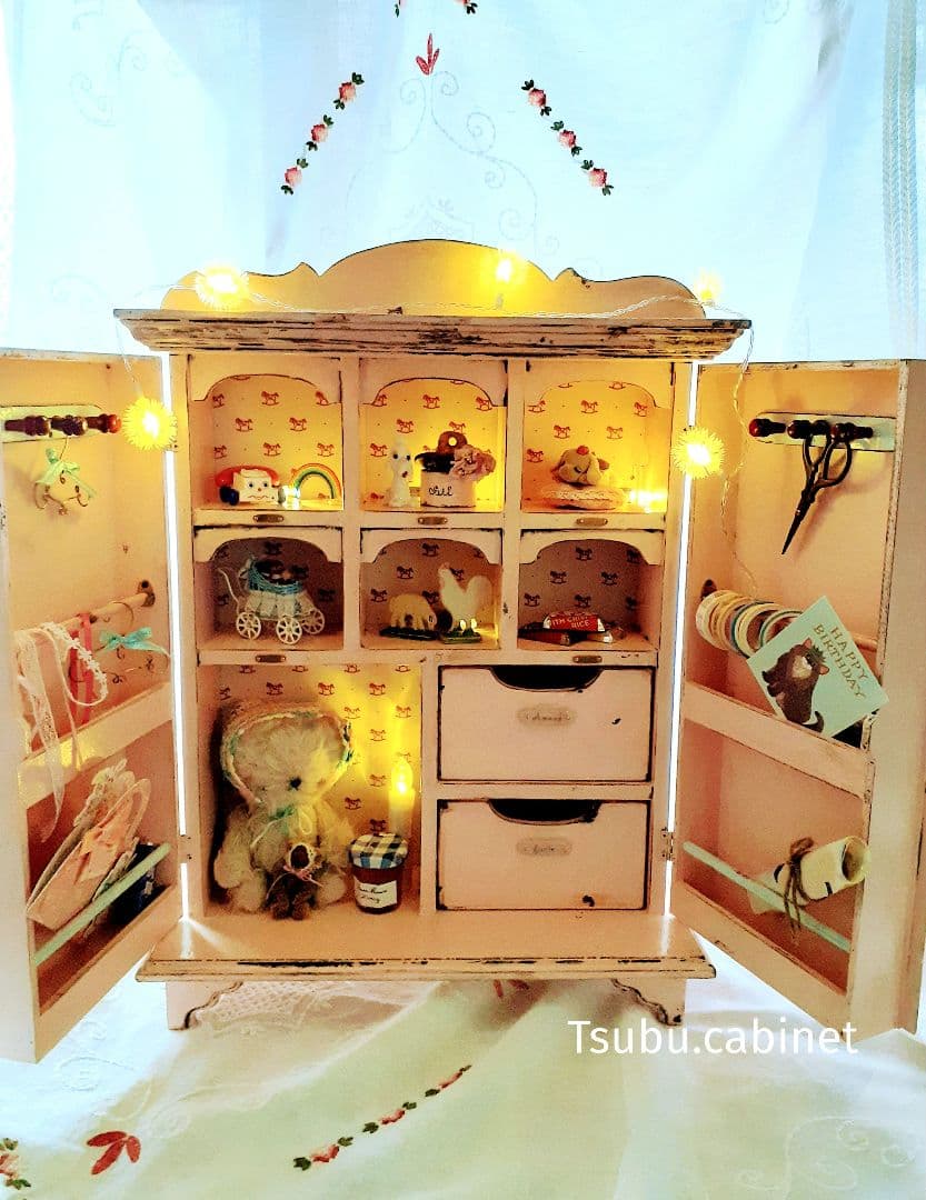 アンティーク・ヴィンテージ調　シャビー　箱扉のドールキャビネット