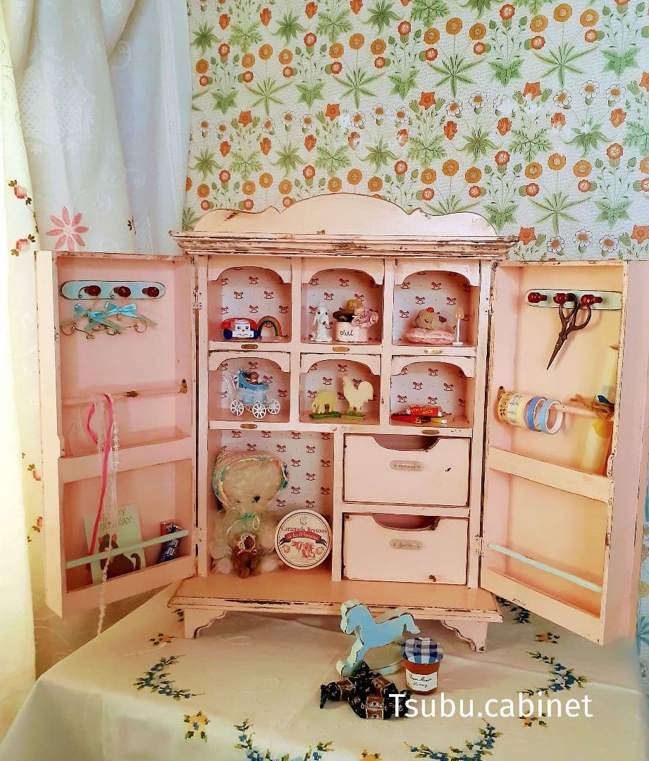 アンティーク・ヴィンテージ調　シャビー　箱扉のドールキャビネット