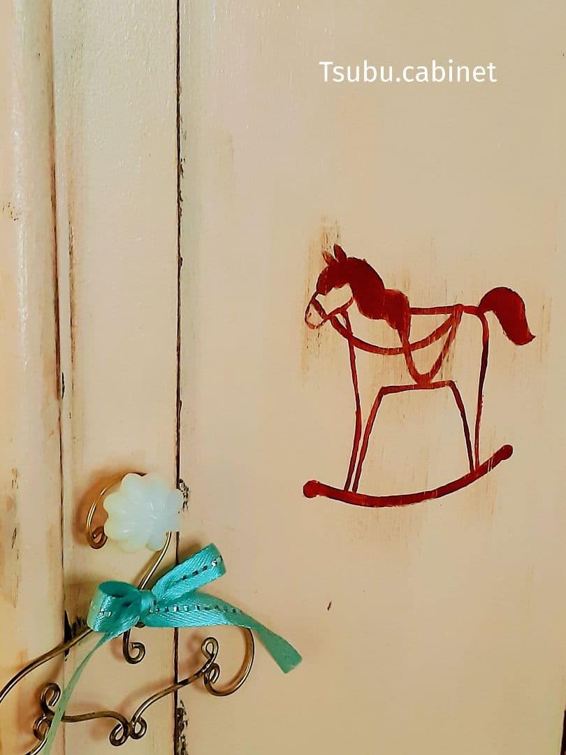 アンティーク・ヴィンテージ調　シャビー　箱扉のドールキャビネット