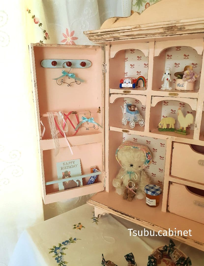 アンティーク・ヴィンテージ調　シャビー　箱扉のドールキャビネット