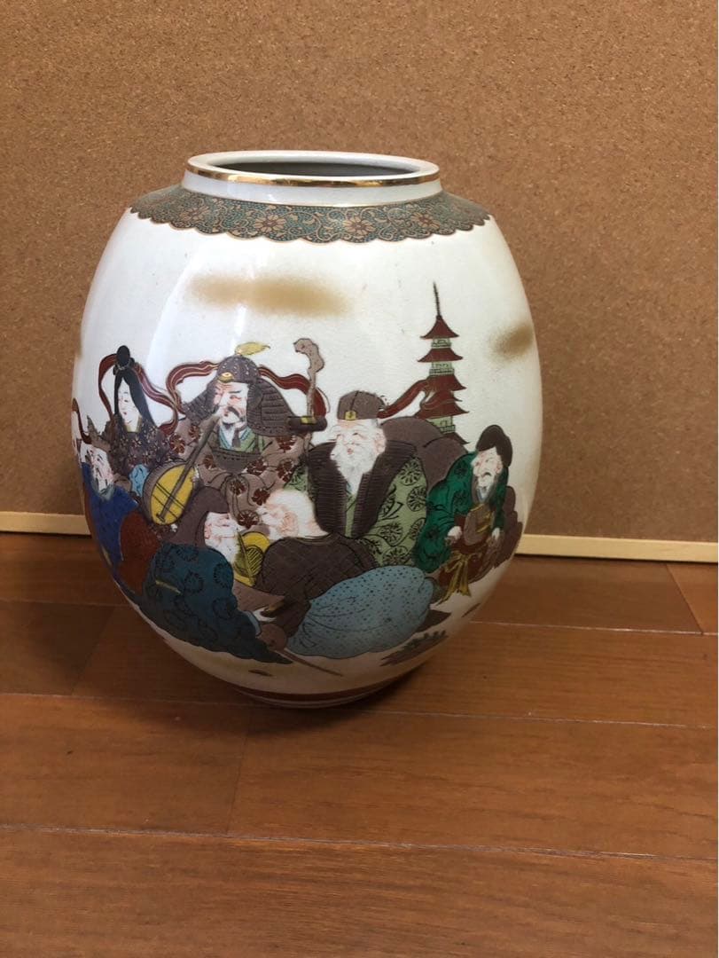 九谷焼の七福神が描かれた花瓶（壺）