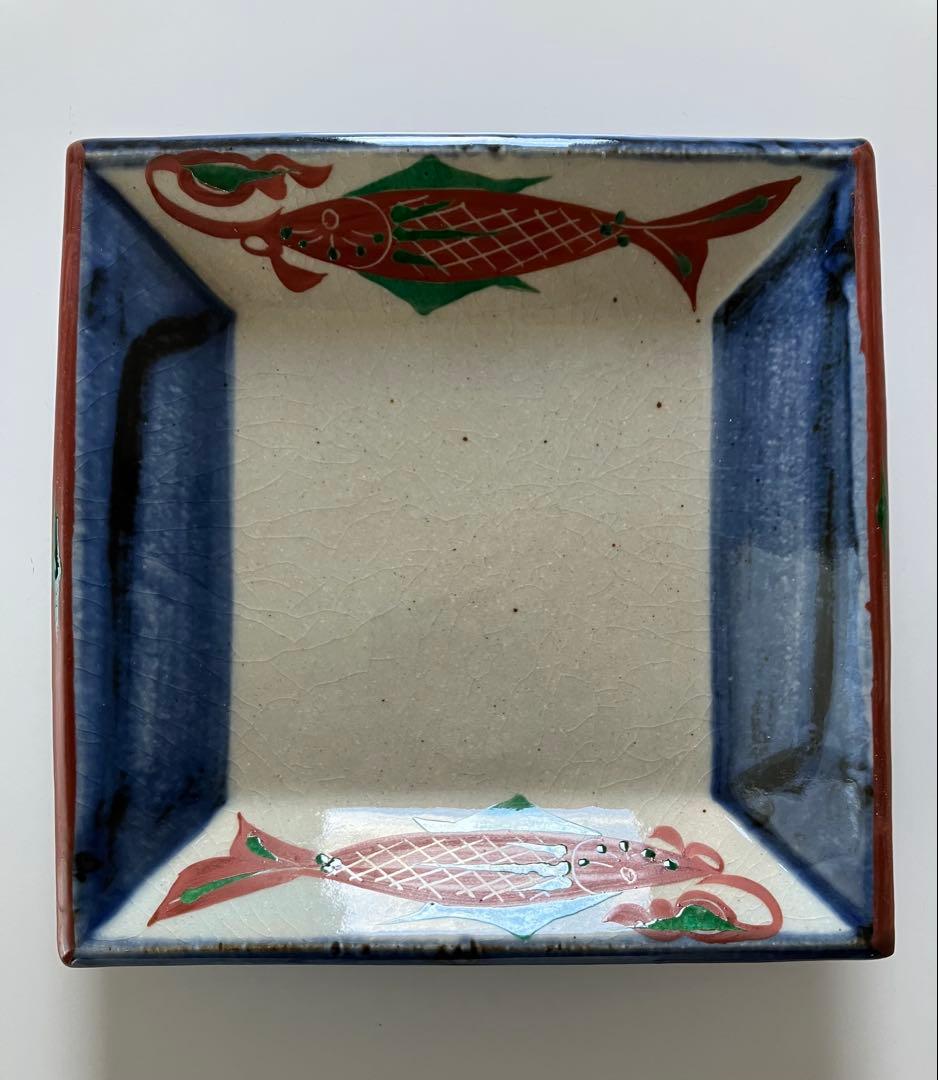 伊勢　神楽窯　奥田康博　呉須　魚柄　赤絵　角皿