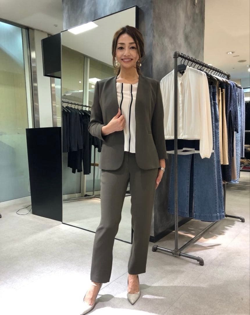 Theory ノーカラー　スーツ　カーキ