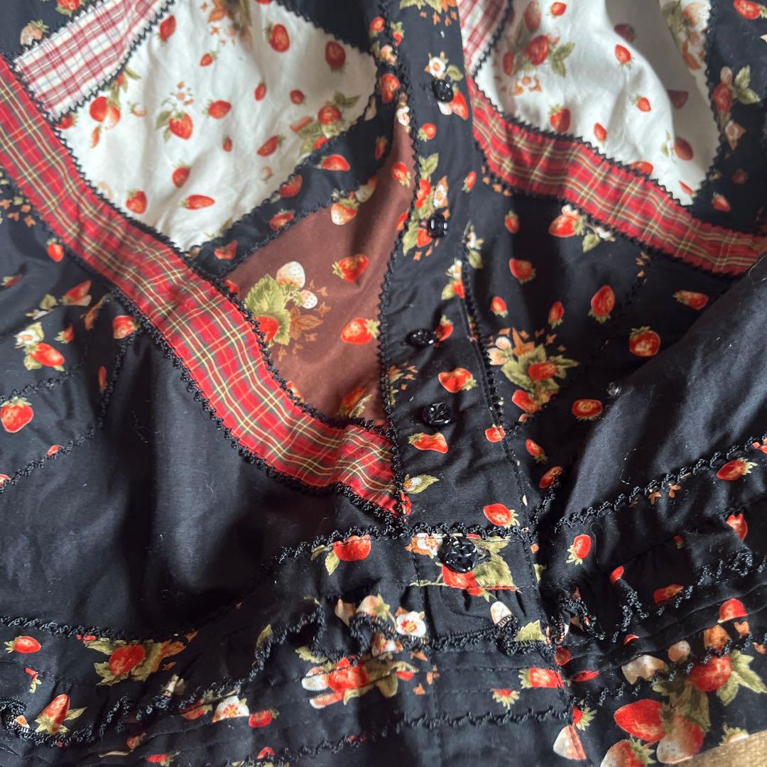 ピンクハウスの花柄のフレアスカートです 10年程前に購入しました 2回ほど着用