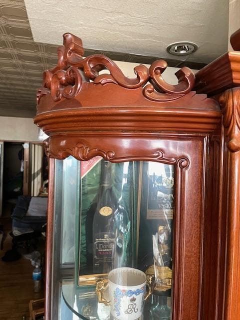 バロックスタイル 木製キャビネット ガラス扉付き