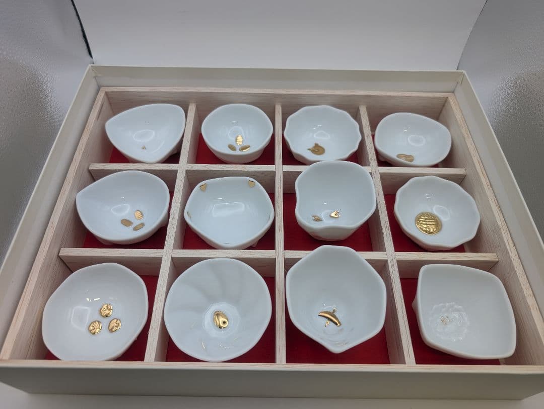 金箔装飾の磁器皿十二支描かれてる小皿