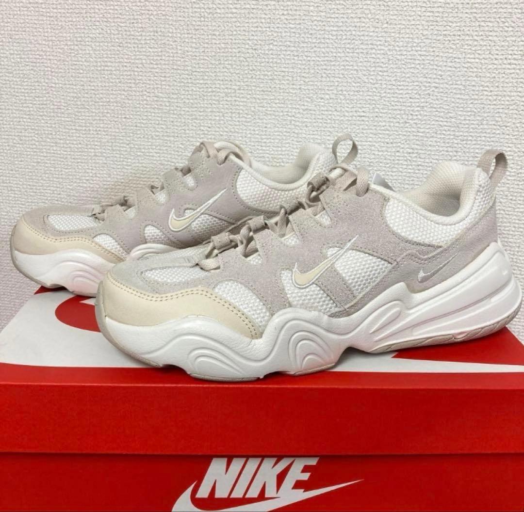 【新品】ナイキ テック ヘラ ウィメンズシューズ　24cm ナイキスニーカー