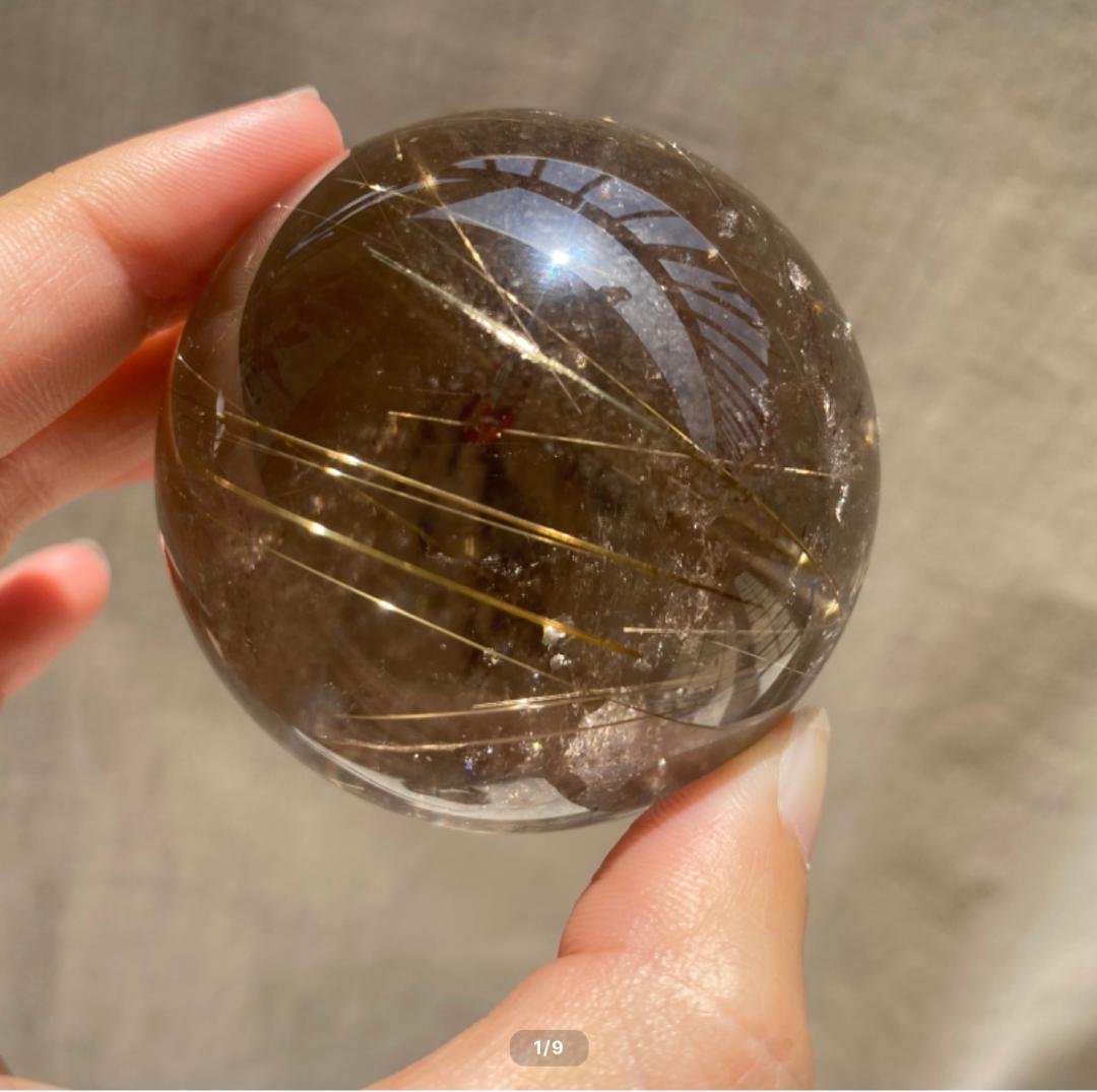 【スモーキー ゴールド ルチル クォーツ】 スフィア 丸玉 58mm 台座付き