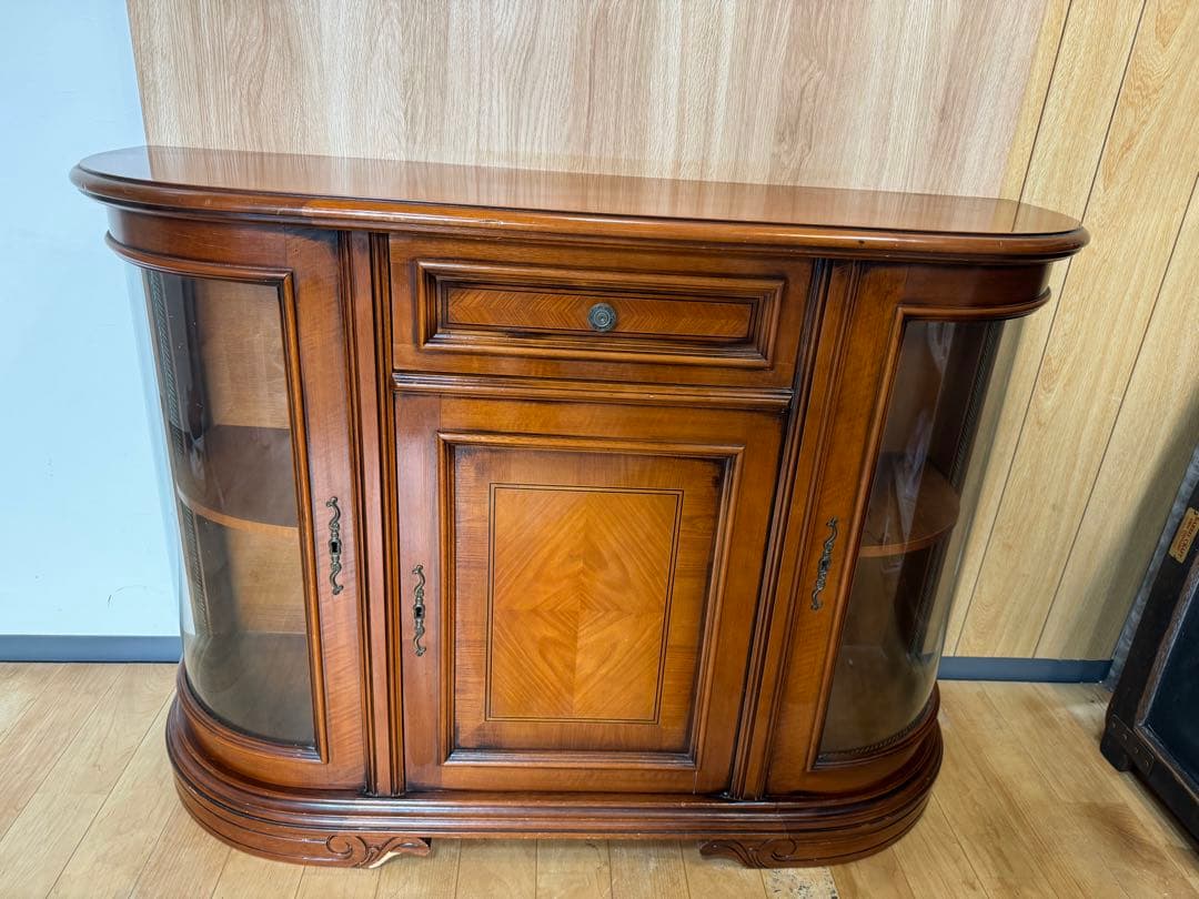 アンティーク調キャビネット クラシック 木製サイドボード ガラス扉付き 仙台