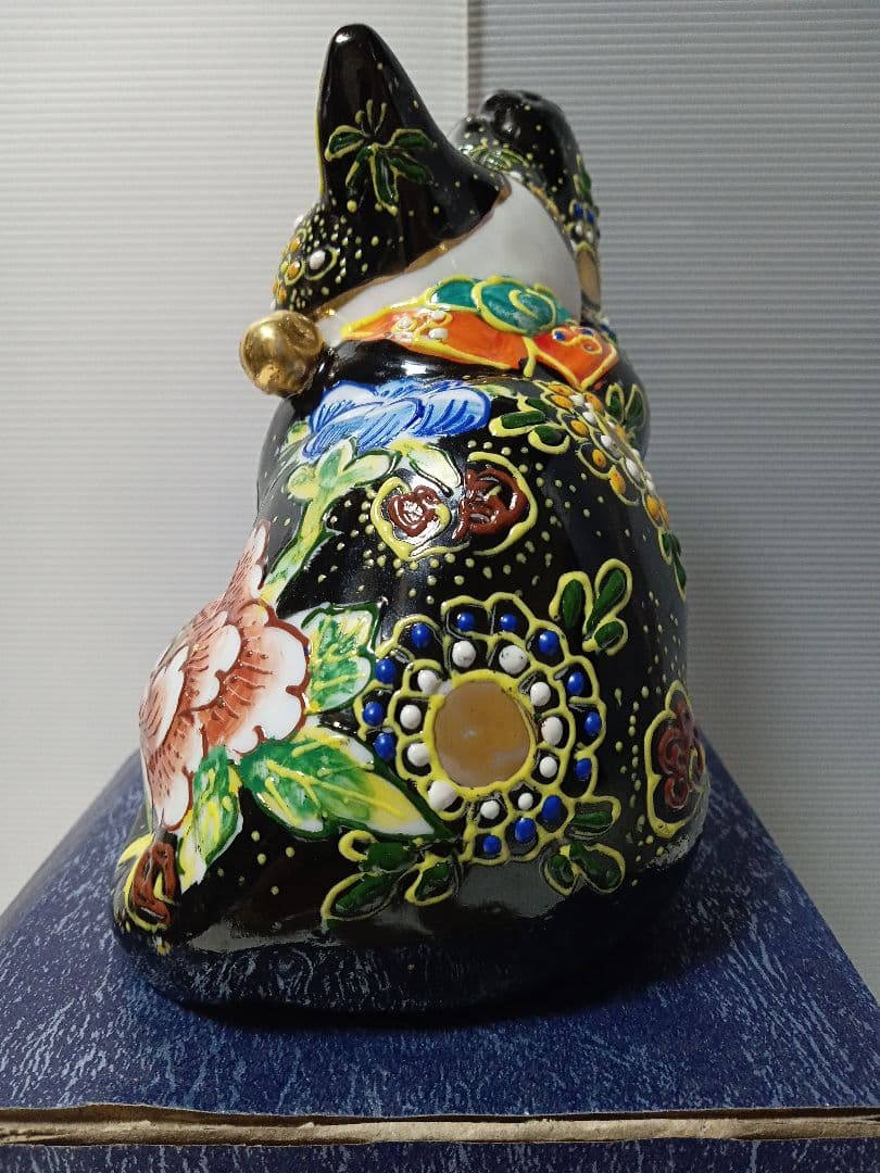 九谷焼 横座り 招き猫 5.5号 黒盛り 花と蝶