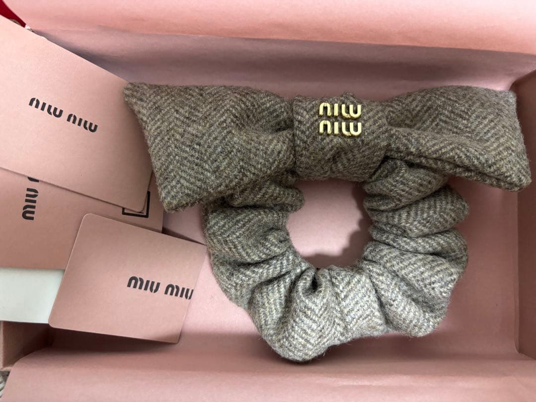 miu miu リボン付きシュシュ オリーブグリーン・ベージュ