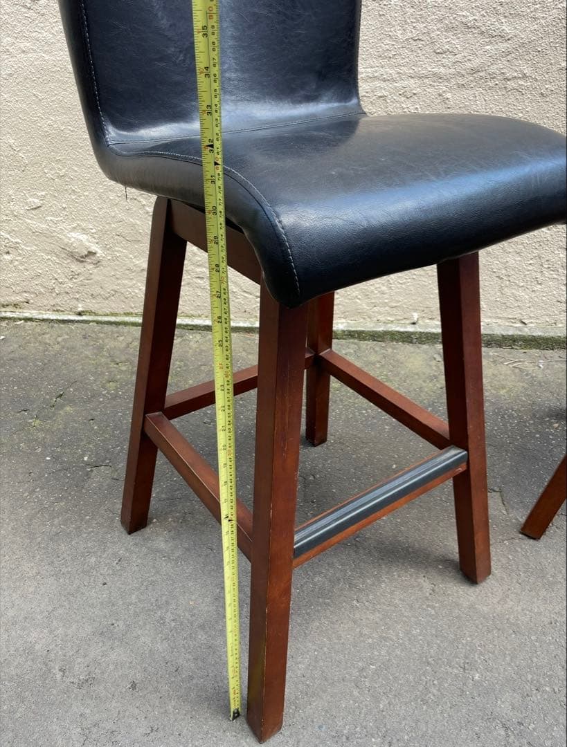 黒い合成皮革バースツール2脚セット