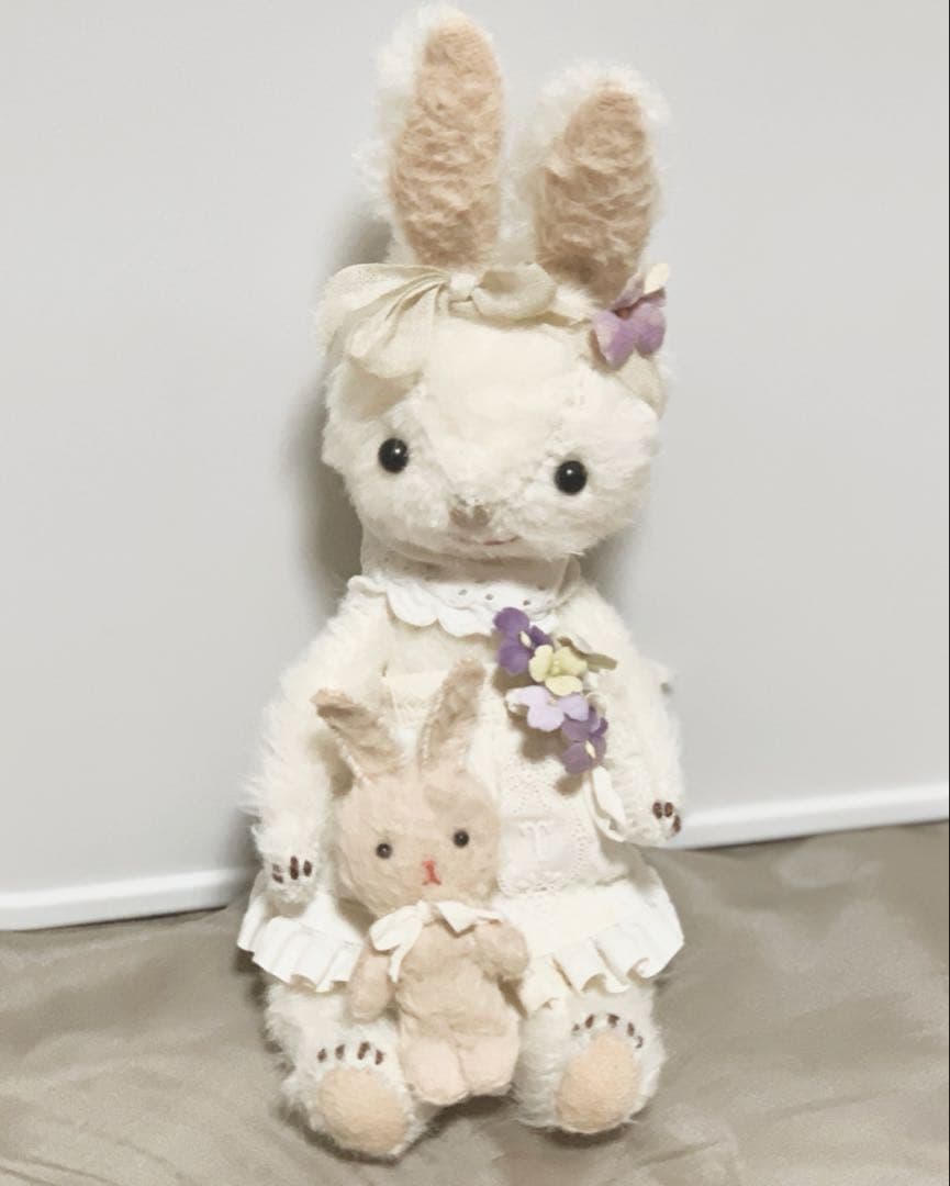 有名 作家　アーティスト　テディベア　ウサギ