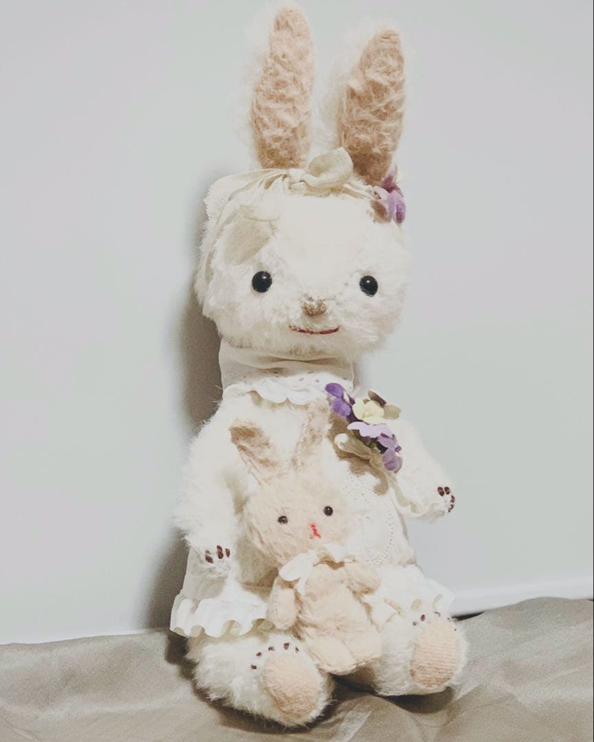 有名 作家　アーティスト　テディベア　ウサギ