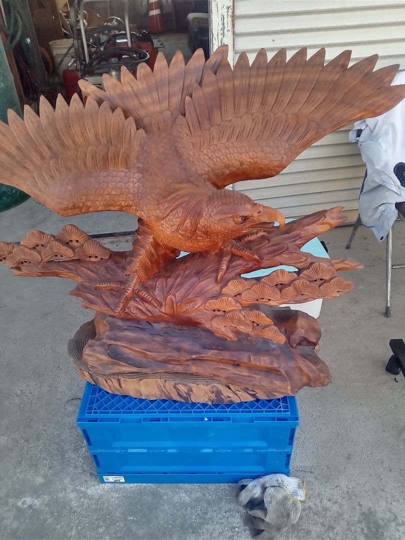 翼を広げた鷹　一刀彫　置物