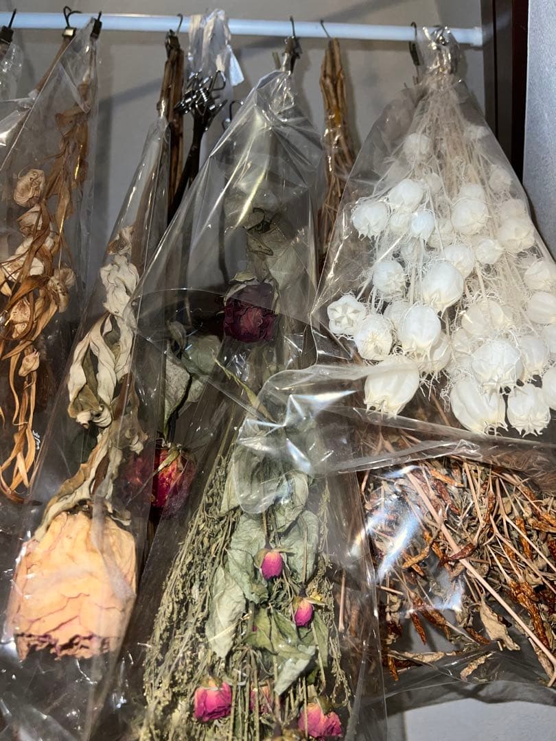 ドライフラワー　バラ　ホワイト　唐辛子　シダ　かすみそう　ウサギノネドコ　花束