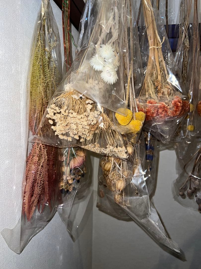 ドライフラワー　バラ　ホワイト　唐辛子　シダ　かすみそう　ウサギノネドコ　花束