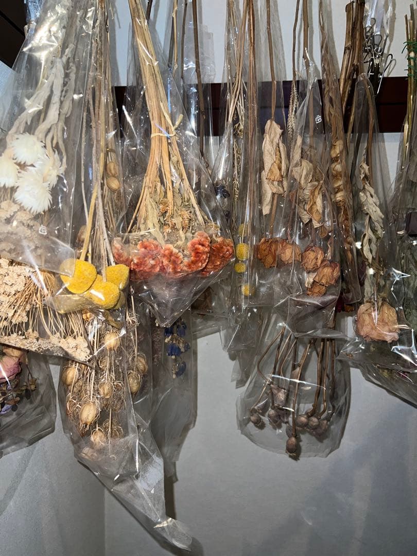 ドライフラワー　バラ　ホワイト　唐辛子　シダ　かすみそう　ウサギノネドコ　花束