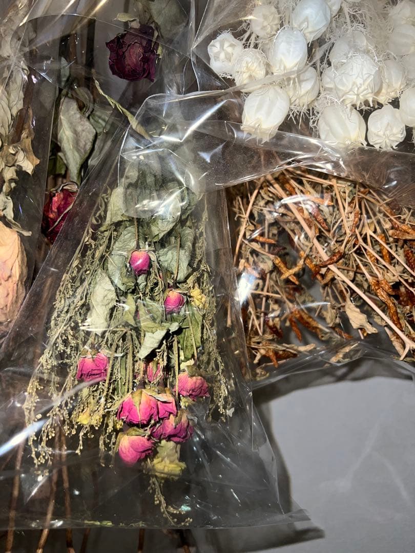 ドライフラワー　バラ　ホワイト　唐辛子　シダ　かすみそう　ウサギノネドコ　花束