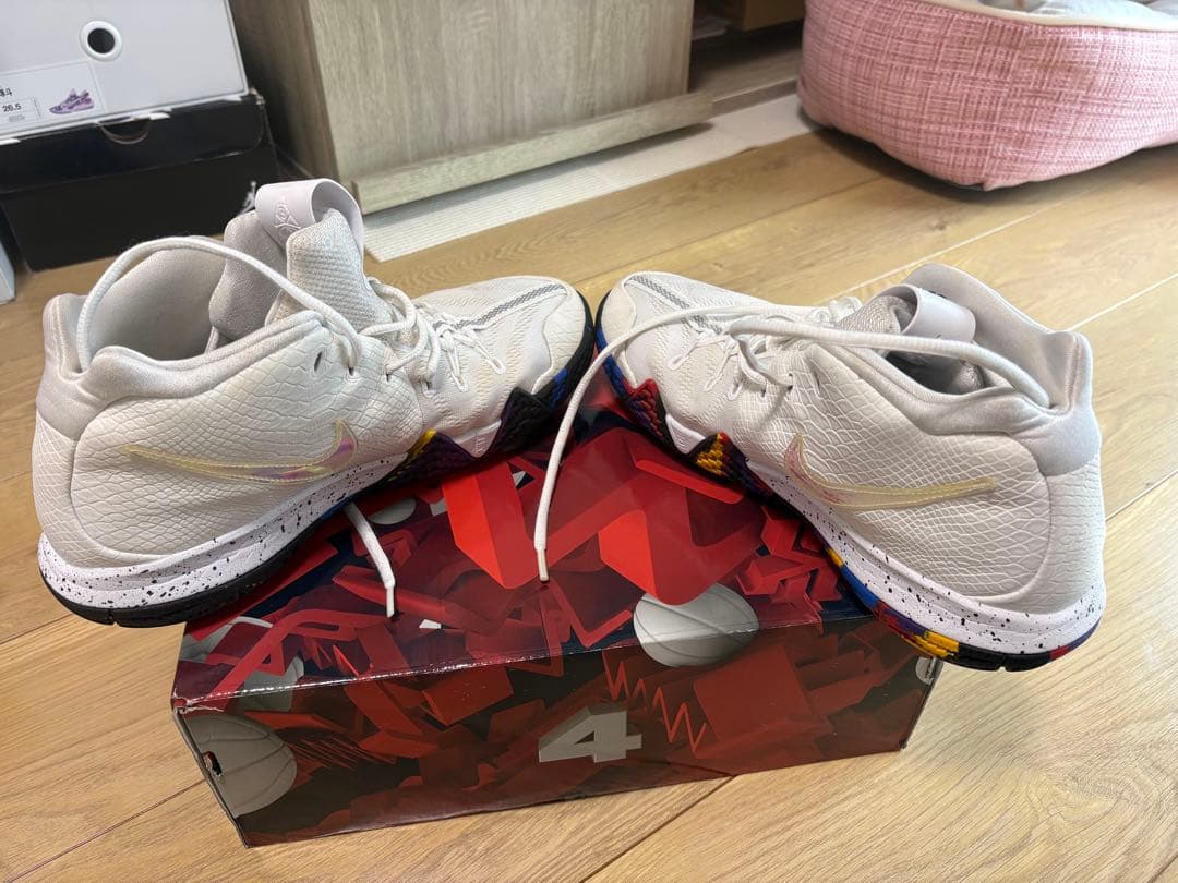 カイリー4 NCAA Nike Kyrie 4 ホワイト/マルチカラー